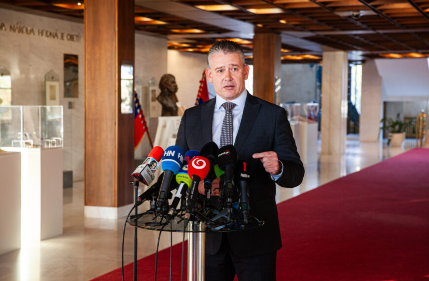 Opozičný poslanec Mikulec sa pýta, prečo koalícia po útoku na Ferenčáka nezvoláva tlačovky