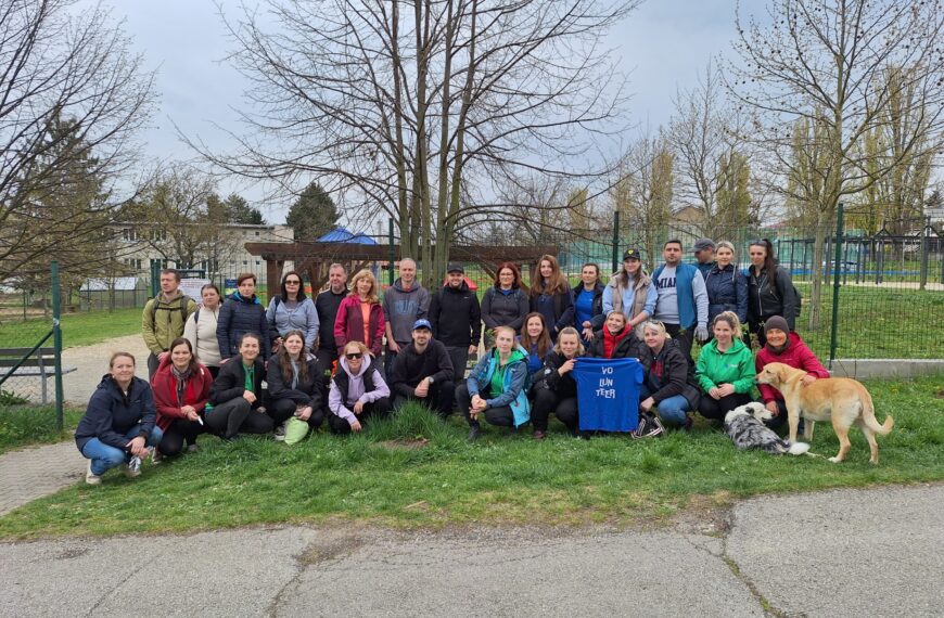 Piaty rok výsadby zelene odštartovali dobrovoľníci z MetLife v Budmericiach