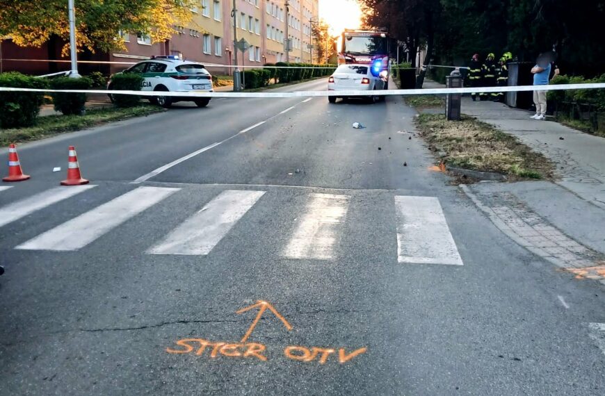 Auto zrazilo chodkyňu na priechode v Lučenci. Utrpela ťažké zranenia, do nemocnice ju musel transportovať vrtuľník – FOTO