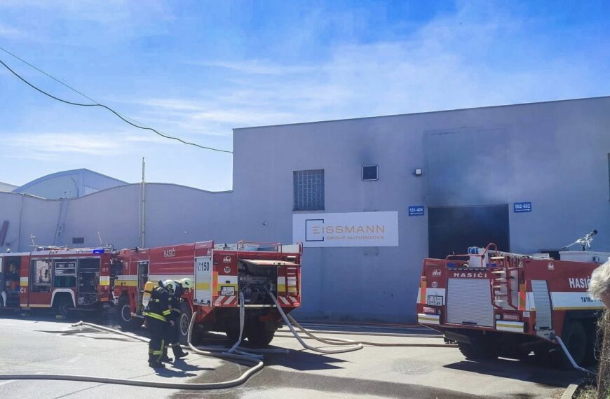 Hasiči zasahovali pri požiari výrobnej haly automobilky v Holíči, zamestnancov včas evakuovali – FOTO