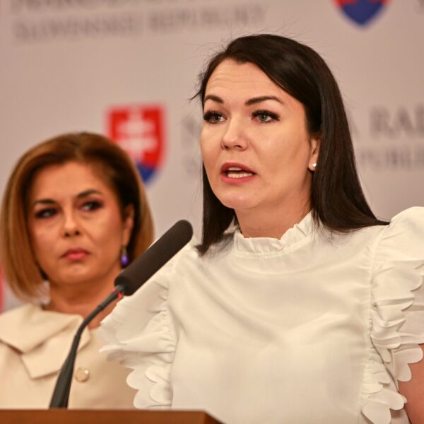 Magyar obchádza Slovensko. Jurík tvrdí, že jeho kroky vysielajú jasný signál Ficovi