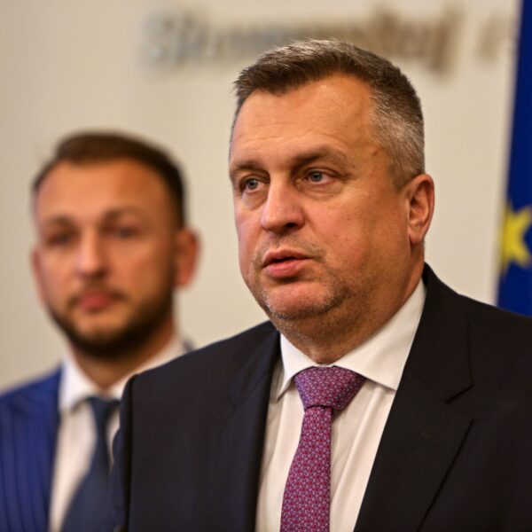 Zmena v odvodoch môže ovplyvniť tisíce ľudí, SNS navrhuje vyšší limit aj pomoc pre rodičov