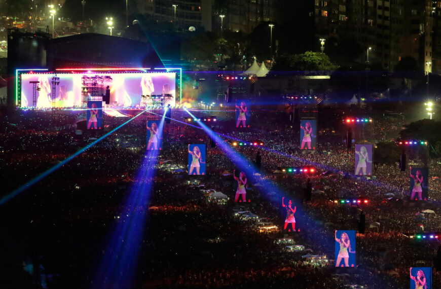 Top foto dňa (3. máj 2026): Koncert Shakiry, záhrada priateľstva, zápas Bundesligy 2 a fanúšikovia Star Wars