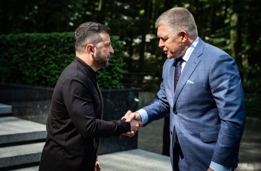 Fico telefonoval so Zelenským, čoskoro sa s ním stretne na samite a zamieri aj do Kyjeva