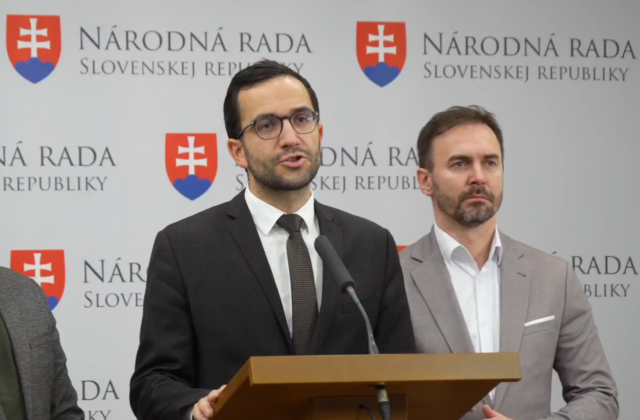 Opozičné strany kritizujú vládu. Po rokovaní „zdúchla ako gáfor“ a ekonomiku poslala ku dnu ako Titanic – VIDEO