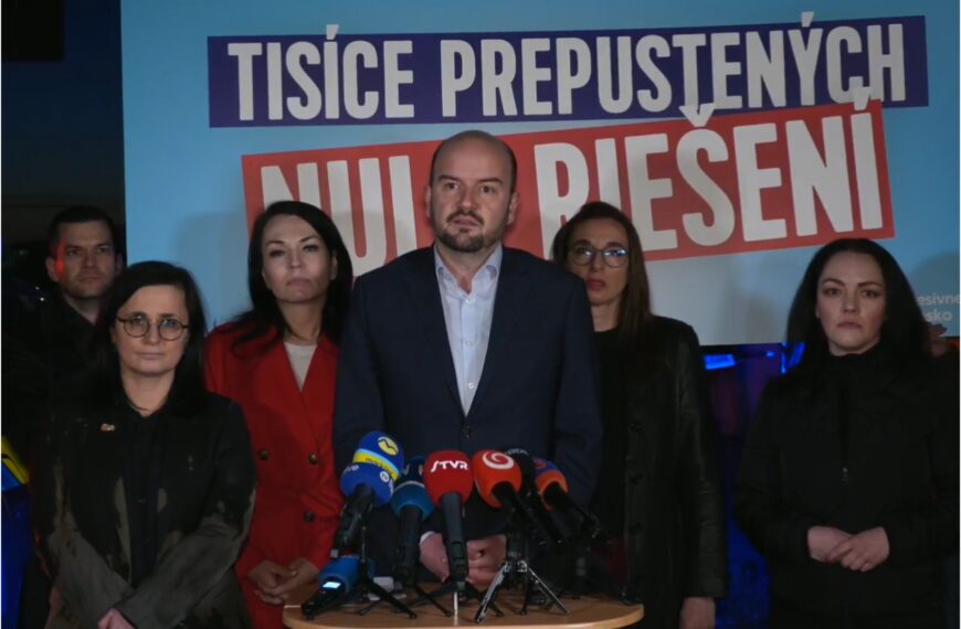 Vyjde zo svojej luxusnej vily a šaškuje pred kamerami, opozícia kritizuje Ficovu nočnú prácu v pekárni – VIDEO
