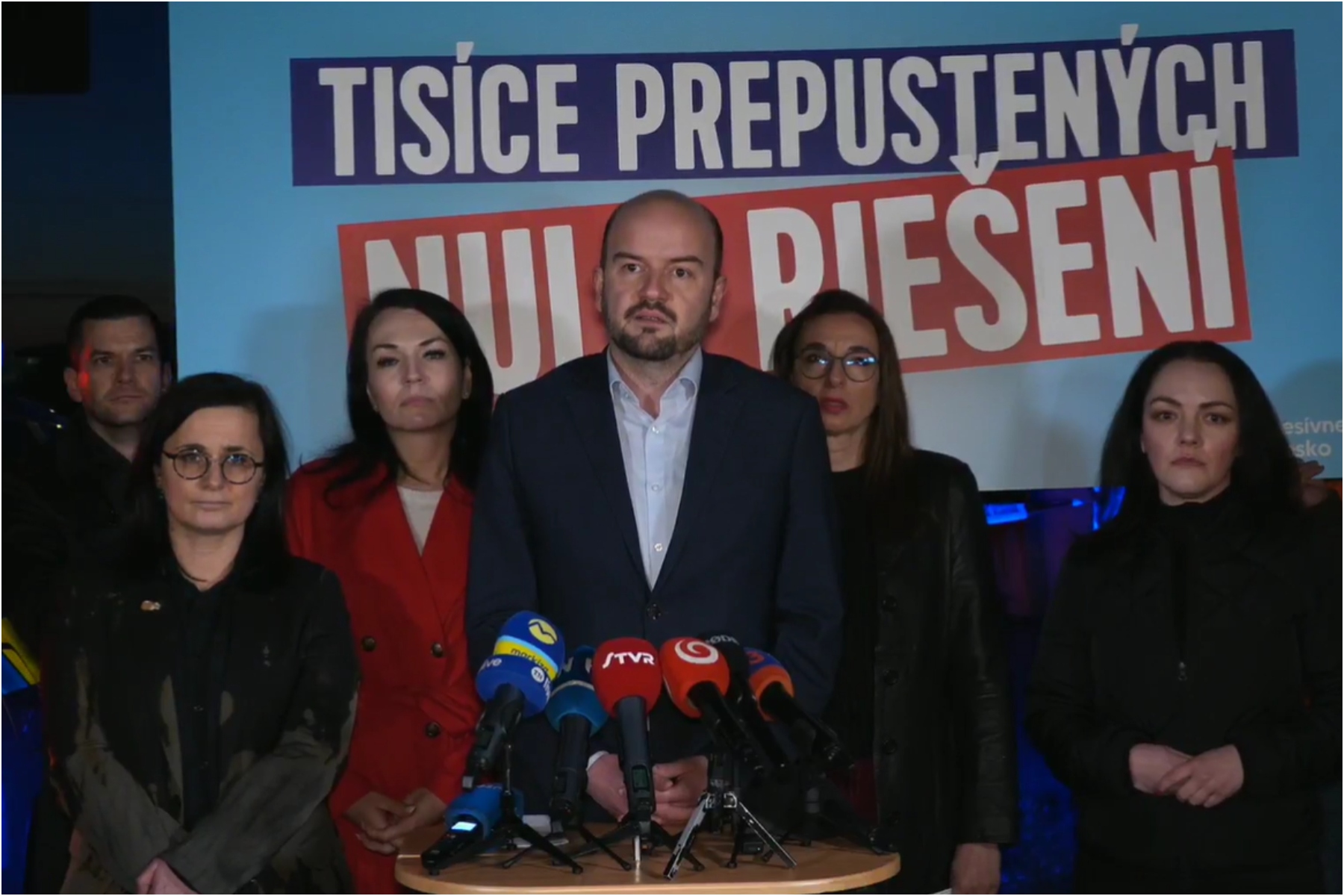 Vyjde zo svojej luxusnej vily a šaškuje pred&hellip;