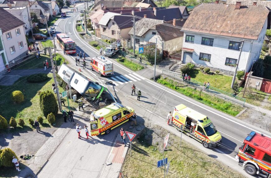 V obci Dobrá Niva pri Zvolene havaroval autobus, zišiel mimo vozovku – FOTO