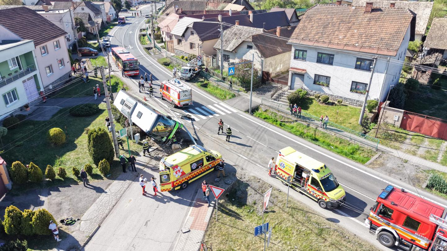 V obci Dobrá Niva pri Zvolene havaroval autobus,&hellip;