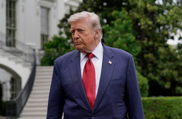 Trump odhalil svoju pozlátenú sochu, pastor odmieta&hellip;