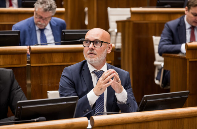 Celková podpora vládneho bloku sa oslabila, liberáli siahajú Republike na päty a v prieskume si pohoršil aj Hlas-SD