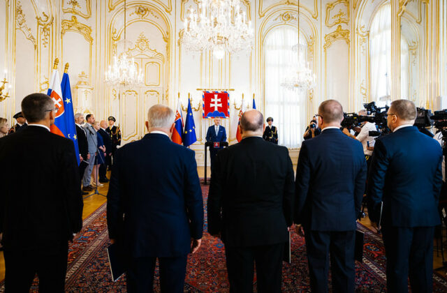 Slovensko má nových veľvyslancov. Pellegrini vymenoval Kmeca aj kritizovaného Radačovského – VIDEO, FOTO