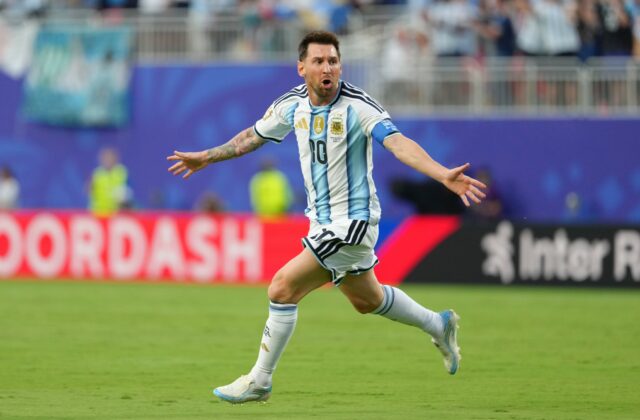 Messi strelil prvý hetrik na MS. Predtým špinavo zasiahol súpera, rozhodca ho nevylúčil. Bol to faul? – ANKETA, VIDEO