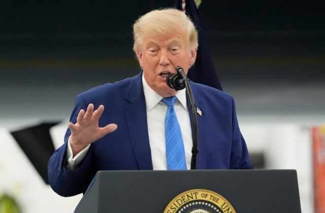 Irán pokračuje v útokoch na americké ciele, Trump sa vyhrážal jeho úplným zničením