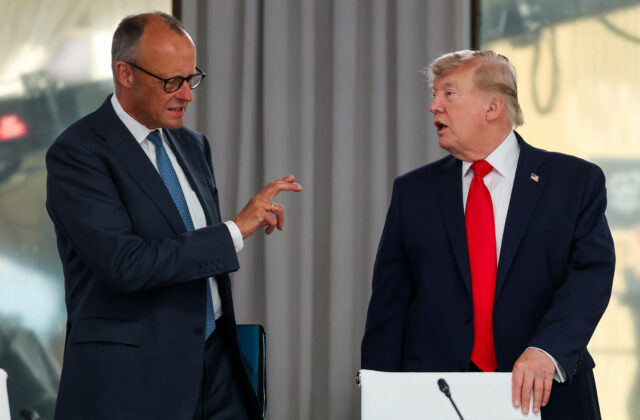 Nemecký kancelár Merz daroval Trumpovi dres nemeckej futbalovej reprezentácie – VIDEO