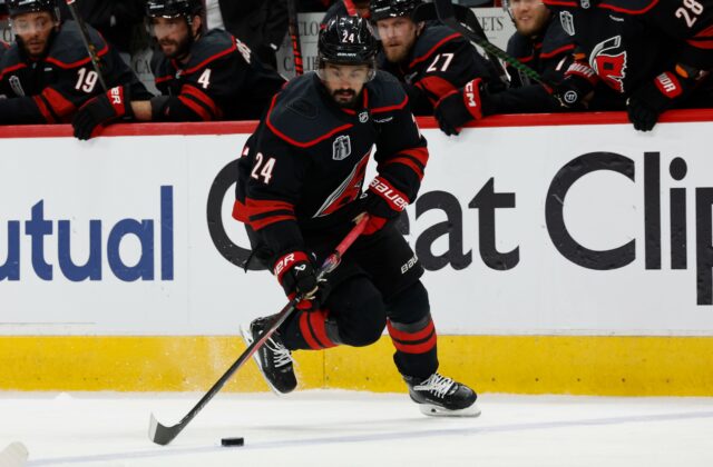 Carolina v NHL vyrovnala stav finálovej série o Stanleyho pohár, hrdinom predĺženia sa stal Jarvis – VIDEO
