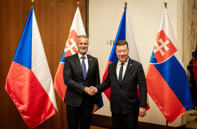 Raši a Okamura rokovali v Prahe o koordinácii v rámci V4, hlavnými témami boli energie a eurofondy – VIDEO, FOTO