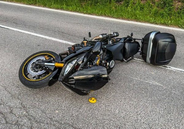 Po páde motorky na ceste pri Margecanoch skončila spolujazdkyňa s vážnymi zraneniami v nemocnici
