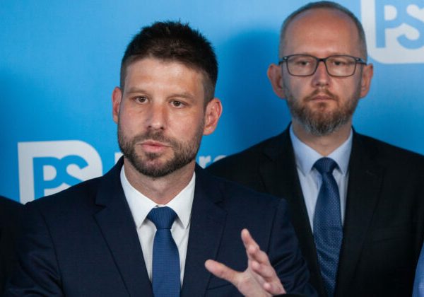 Toto celé je Ficova spravodajská hra, vyhlásil Šimečka na margo kauzy svojej mamy. Líder PS sa obáva, že ide po ňom…