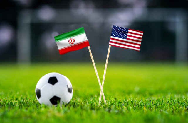 Ľudia, ktorí nie sú schopní dodržiavať pravidlá, by nemali byť hostiteľmi MS. Irán kritizuje USA