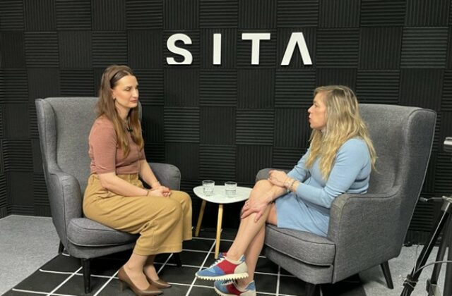 Jaskynné dláto s príchuťou AI: Prečo moderný marketing stále nepochoval tlačovú správu? – VIDEO