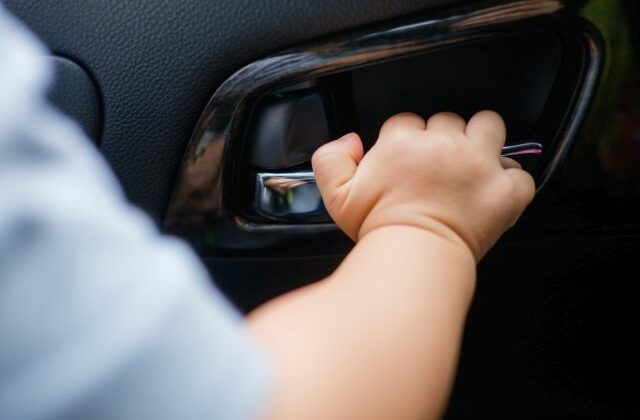 Nenechávajte deti ani zvieratá v autách. Polícia spúšťa s príchodom horúčav preventívnu kampaň
