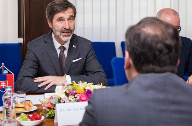 Blanár otvoril poradu vedúcich zastupiteľských úradov, na úvod vystúpil aj španielsky minister – FOTO