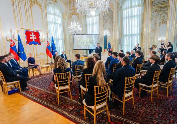 Top foto dňa (1. jún 2026): Deň detí vo svete, modrý Mesiac, Egyptské artefakty a charitatíny turnaj