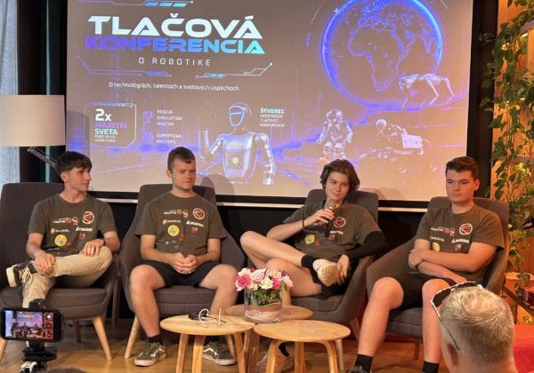 Robot moderoval tlačovú konferenciu. Slovensko zažilo premiéru, aká tu ešte nebola