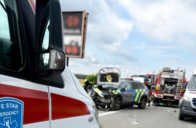 Policajti sa čelne zrazili s osobným autom, 78-ročný vodič nehodu neprežil – VIDEO, FOTO