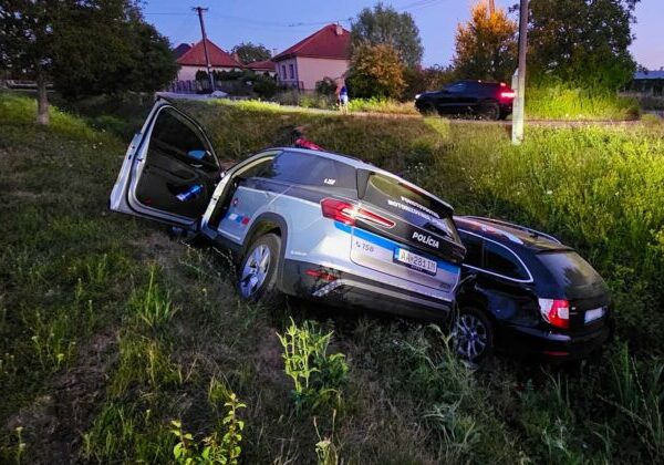 Opitý vodič unikal pred policajtmi, obe autá napokon skončili v odvodňovacom kanáli – FOTO