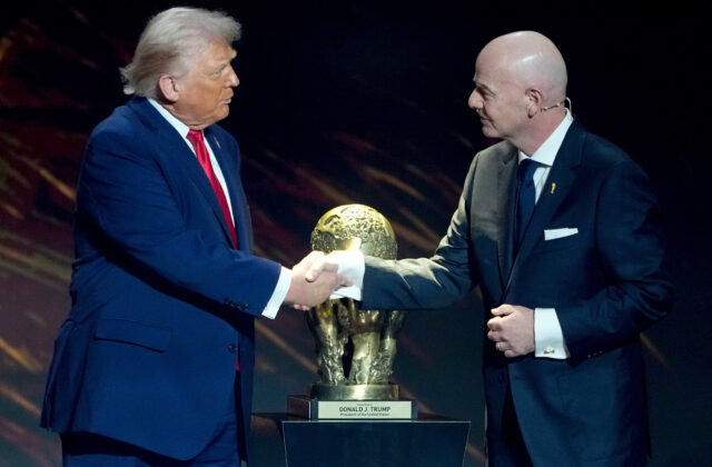 Európski poslanci žiadajú FIFA o prešetrenie vyšetrovanie Infantina za udelenie cenymieru Trumpovi