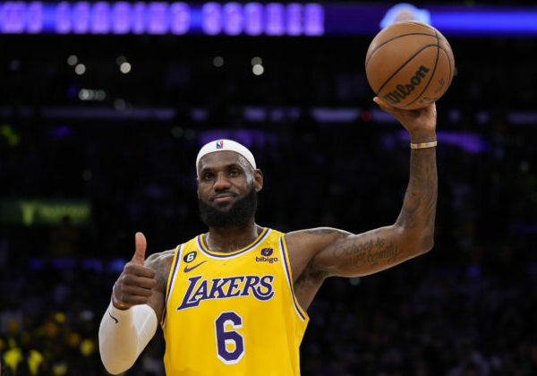 LeBron James oficiálne podpísal zmluvu s Philadelphiou 76ers, v klube snívajú o titule
