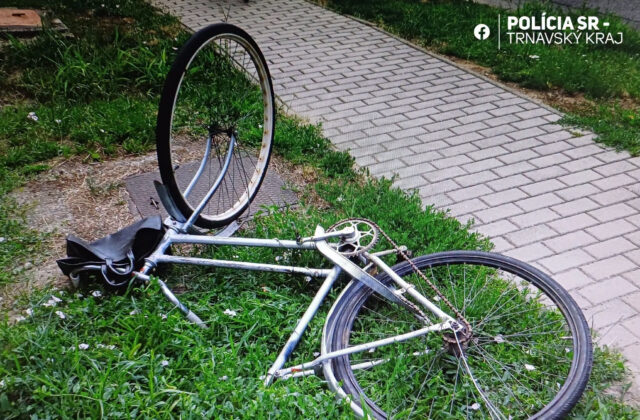 Staršiu ženu na bicykli zrazilo vo Veľkých Kostoľanoch auto, v nemocnici podľahla zraneniam