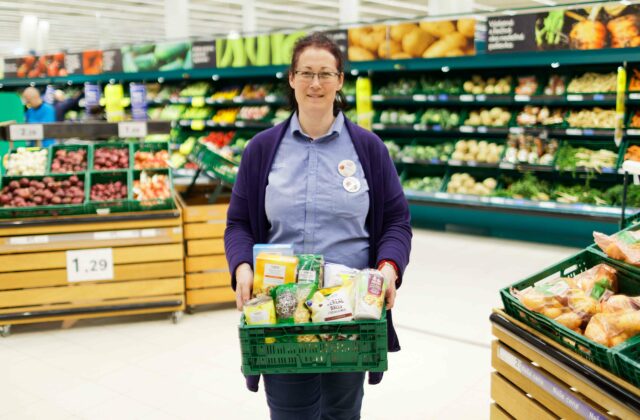 Tesco za 10 rokov znížilo potravinový odpad o 81 %. Ľuďom v núdzi darovalo už viac ako 66 miliónov porcií jedla