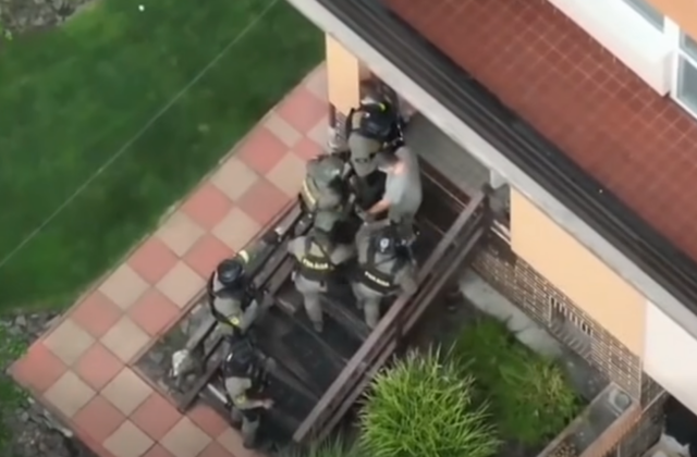ÚBOK obvinil dvojicu z prevádzačstva, pobytové oprávnenie nezákonne poskytli až 77 osobám – VIDEO