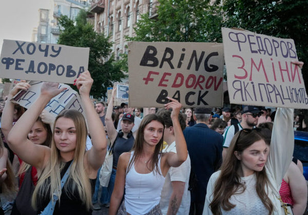Tisíce ľudí v Kyjeve opäť protestovali proti odvolaniu ministra obrany Fedorova