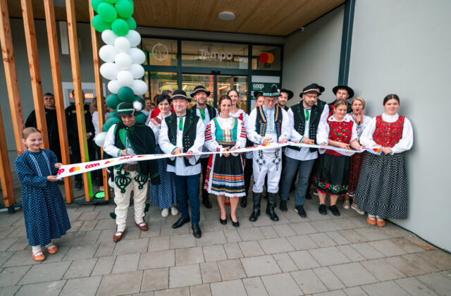 Goralské kroje zaplnili najväčšiu nonstop predajňu COOP Jednota Tempo SUPERMARKET 24/7 na Slovensku. V Zákamennom vznikol prvý COOP rekord
