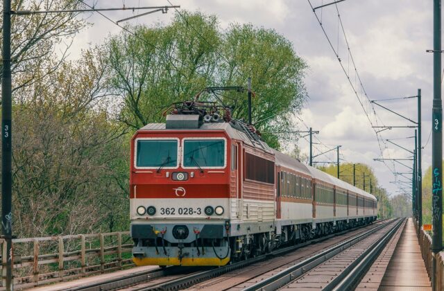 Vlak sa zrazil s autom na priecestí pri Starom Smokovci, cestujúci sa nezranili