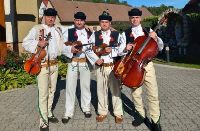 Ako chlapec hral na ramienku a vareške. Dnes s ďalšími muzikantmi odovzdáva staré piesne ďalším generáciám