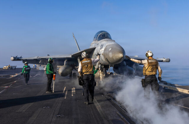 Trumpa osud posádky USS Abraham Lincoln netrápi, osem mesiacov na mori nie je zasa až tak veľa