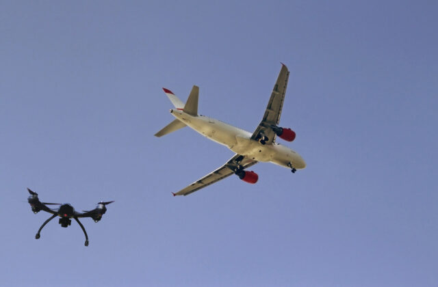 Turecký dron preletel ponad grécke letisko, Atény k nemu vyslali stíhačky F-16