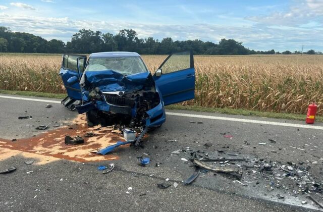 Tragická nehoda pri Rusovciach. Pri čelnej zrážke troch áut zomrel človek, ďalší utrpel ťažké zranenia – FOTO