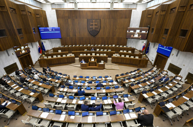 Dobrý kompromis, no aj oslabenie demokracie. Politológ sa pozrel na návrh ľudového hlasovania o odvolaní parlamentu