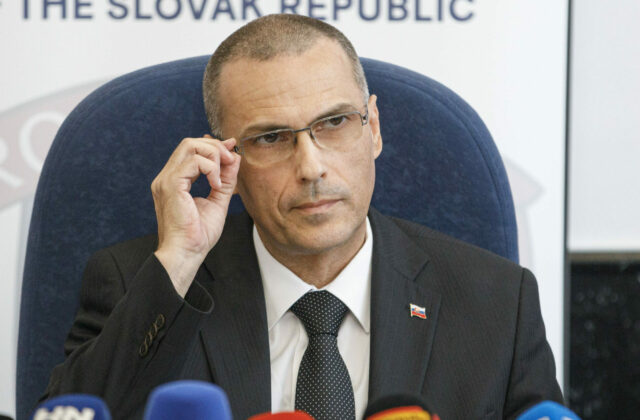 Žilinka sa nevzdáva, spor s Pellegrinim pre sankciu šéfa SIS skončí na správnom súde