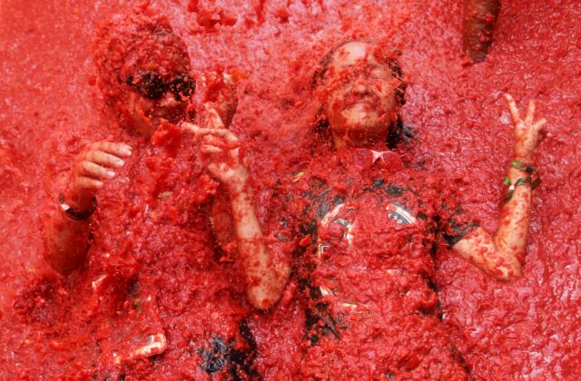Top foto dňa (26. august 2026): La Tomatina, prevoz delfína, povodne v Nepále a Trafalgarské námestie