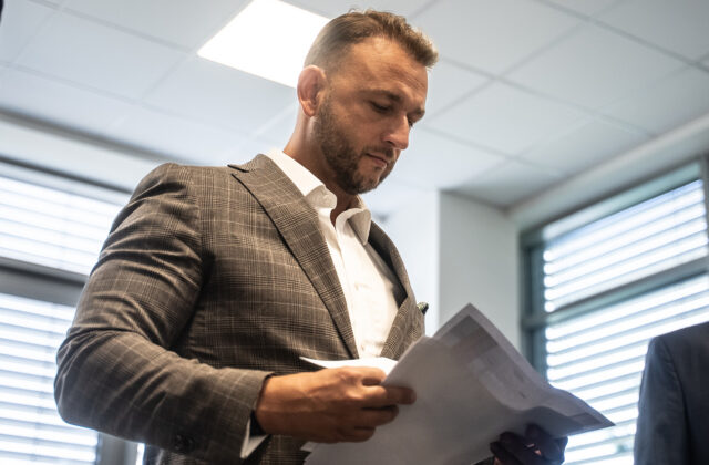 Nadácia Zastavme korupciu spochybňuje nezaujatosť policajta, ktorý vyšetruje letenky Šutaja Eštoka