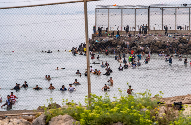 Top foto dňa (31. júl 2026): Migranti, útulok pre rodiny, vojenský útok, protest a dráhová cyklistika