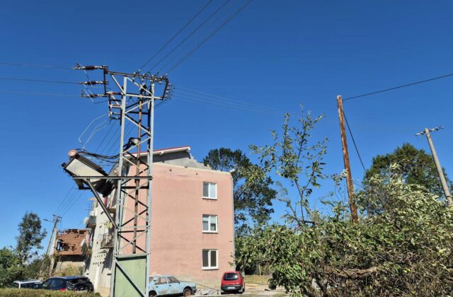 Silná búrka a smršť bičovali Rimavskú Sobotu a okolie, vietor strhával aj strechy a vyhlásili mimoriadnu situáciu – FOTO