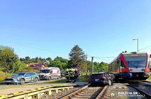 Auto nedalo prednosť vlaku, na mieste zasahovali všetky záchranné zložky – FOTO